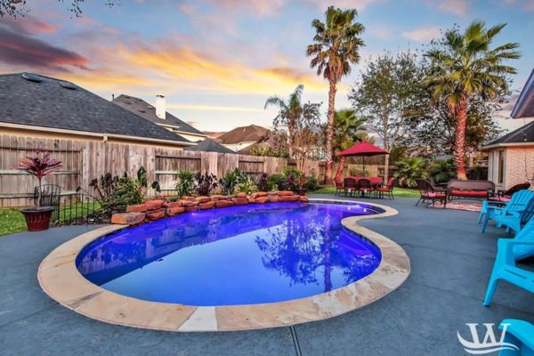 kidney pool with custom rock edge